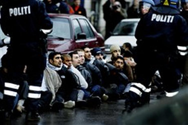 Fra maj 2004 til maj 2005 er der foretaget 271 anholdelser i forbindelse med fodboldkampe i Parken. Billedet her stammer fra venskabskampen i fodbold mellem Danmark og Israel i april 2002.   Foto: Jan Grarup 