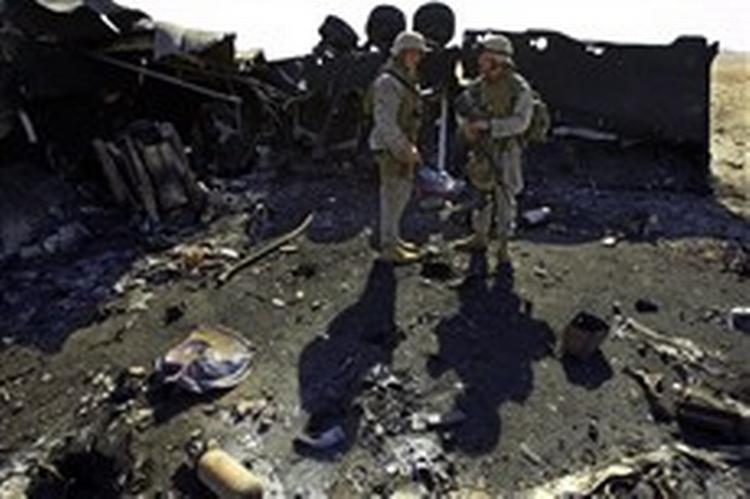 14 amerikanske marinesoldater blev i sidste uge dræbt af en bombve i vejsiden. Muligvis er den blevet fremstillet i Iran.   Foto: Jacob Silberberg/AP 