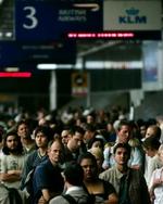 Tålmodigheden bliver sat på prøve i Heathrow lufthavn i disse timer. - Foto: AP 