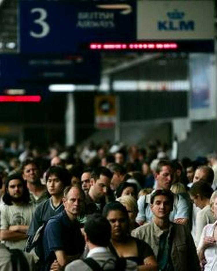 Tålmodigheden bliver sat på prøve i Heathrow lufthavn i disse timer. - Foto: AP 