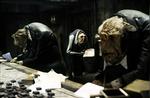 Det er entreprenørerne fra planeten Vogon, der udsletter Jorden, fordi den ligger i vejen for deres intergalaktiske motorvejsplaner. Og dem har hovedpersonen Arthur Dent sit hyr med i filmen. - Foto fra filmen 