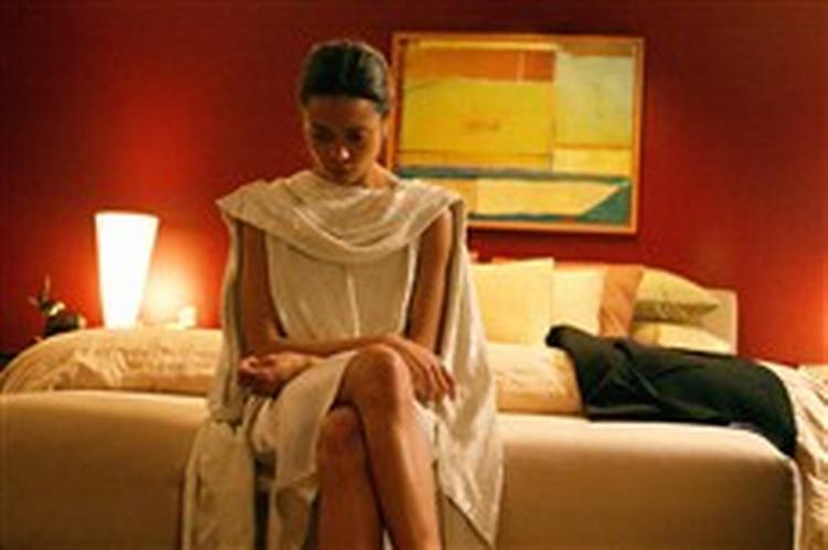 Thandie Newton er ualmindeligt god i Paul Haggis' Robert Altman-inspirerede fletværk af en historie om den racisme, man godt kan lukke øjnene for, men som altså er en del af den amerikanske virkelighed. - Foto fra filmen 