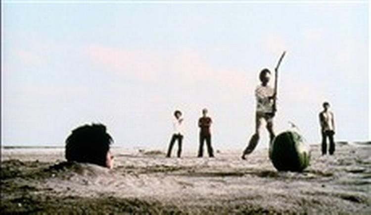 Kazushi Watanabes debut '19' er holdt i en afbleget, overbelyst billedæstetik, der giver en ganske særlig følelse af tyndslidt virkelighed. - Foto fra filmen 