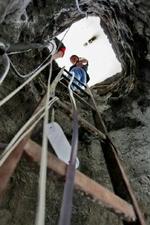 En politimand kigger ned i den tunnel, som tyve gravede over tre måneder for at røve den brasilianske nationalbank. - Foto: AP 