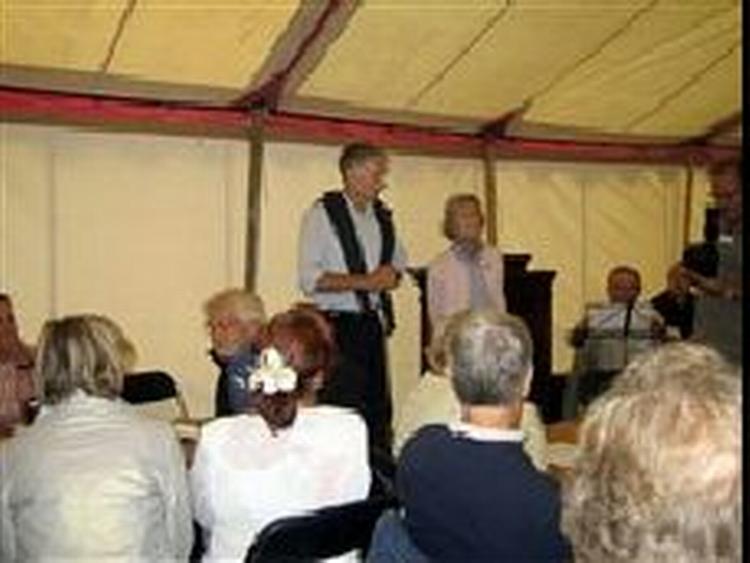 PAPARAZZI. Minister Haarder takker afgående foreviser på Tersløsegaard, Anne-Lise Lorenzen. Siddende ses Thomas Bredsdorff, og helt ude til venstre anes Jens Andersens næsetip.  Foto: Pattypix 