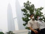 Muslimer i Malaysia på vej til fredagsbøn i tyk røg i Kuala Lumpur. - Foto: AP 