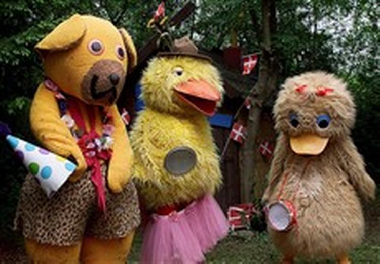 Bamse, Kylling og Ælling ved 20-års jubilæet 28. maj 2002. Nu er Bamses hus fjernet, og kun nogle sjældne frøer forhindrede, at tøjdyr-trekløverets små søer i nærheden blev helt udslettet. 