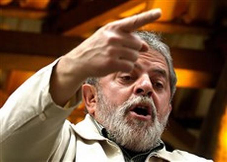Brasiliens præsident, Lula da Silva, er for første gang direkte ramt af den omfattende korruptionssag og måtte fredag aften undskylde på direkte tv. Her taler han til en demonstration i sidste måned.   Foto: AP 