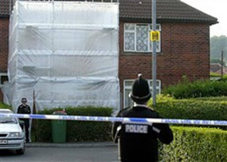 Identifikationen af Mohammad Sidique Khan som en af bombemændene 7. juli satte fokus på bragte middelklassebyen Dewsbury. I løbet af få timer myldrede det med sikkerhedsfolk og politi i byen.   Foto: Gareth Copley/AP 