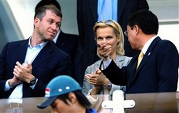 Roman Abramovitj kan godt lide at se fodbold og købte den traditionsrige engelske fodboldklub Chelsea for 60 millioner pund kontant. Her taler han med Samsungs næstformand under en kamp i Sydkorea. - Foto: Lee Jin-man 