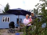 Familien Arrild Hansen   Lena, Ole og Mathilde   drømmer om at se æbletræerne vokse i haven, mens ungerne løber og leger med nabobørnene omkring  Småskør , som huset er døbt.   Foto: Julie Ring-Hansen 