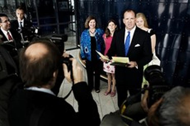 USA s nye ambassadør i Danmark, den ishockeyinteresserede Jim Cain, ankom i går med sin familie til Danmark.   Foto: Thomas Borberg 