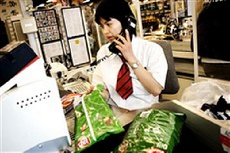 Somrudee Jantong har efter ni år i Danmark fået fast job bag kassen og gode kolleger i pausen. Hun er en af de københavnske kontanthjælpsmodtagere, der er blevet selvforsørgende.   Foto: Mariam Dalsgaard 