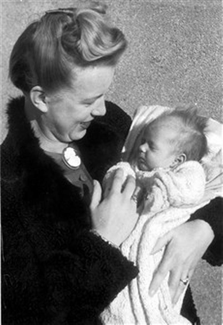 Moderen er hemmelighedsfuld, men Kirsten Blom vil finde frem til sin far. - PR-foto 