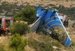 Redningsfolk passerer halen på det cypriotiske Boeing 737 fly, der styrtede ved den græske kystby Grammatikos og dræbte alle 121 ombord. - Foto: AP 