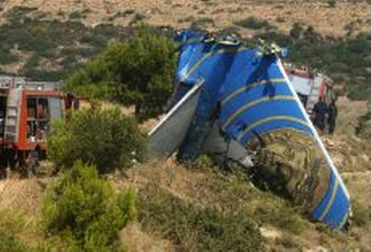 Redningsfolk passerer halen på det cypriotiske Boeing 737 fly, der styrtede ved den græske kystby Grammatikos og dræbte alle 121 ombord. - Foto: AP 
