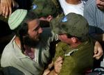 De jødiske bosættere har fået 48 timer til at forlade Gaza. Herefter vil de blive smidt ud af israelske soldater. - Foto: AP 