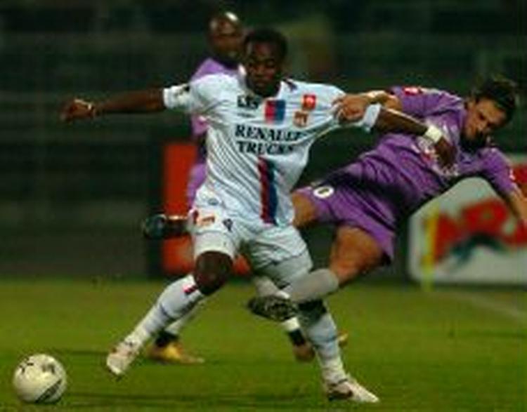 Den ghanesiske midtbane-slider Michael Essien skifter fra Lyon til Chelsea. - Foto: AP 