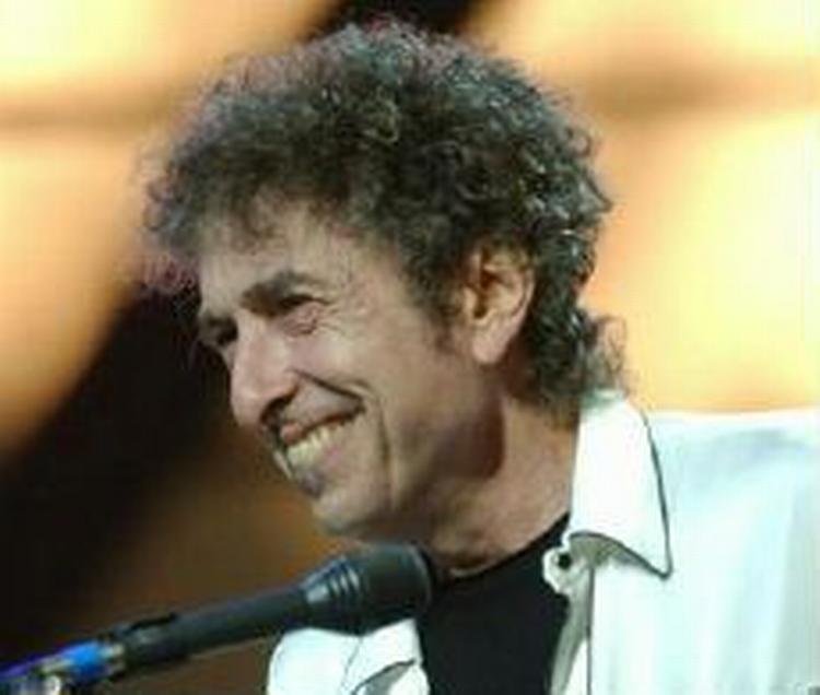 En smilende Dylan under en koncert i New York 2003. - Arkivfoto: AP 