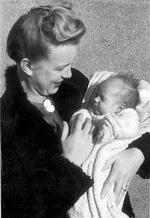 Kirsten Blohm   her som baby i sin mors arme   har i årevis søgt efter sin far. Optrevlingen af familiehemmeligheden afføder nu en pris på Odense Film Festival.   Foto fra filmen 