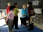 Klasselærer Kit Abild med nogle af sine elever fra H.C. Andersen Skolen i Odense. - Arkivfoto: Lars Skaaning 