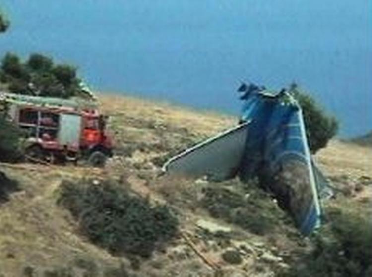 Vragresterne fra flyet landede flere hundrede meter fra hinanden i de græske bjerge. - Foto: AP 