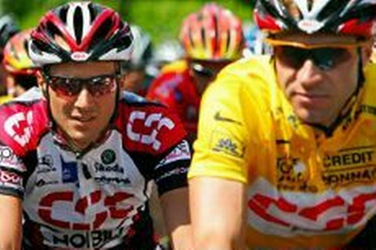 Jens Voigt (i gult) og Ivan Basso er også holdkammerater de kommende to sæsoner. - Arkivfoto: AP. 