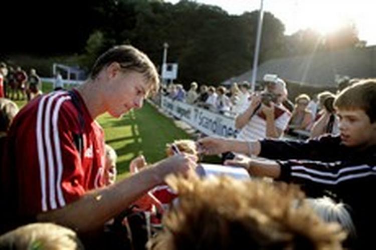 Anfører Jon Dahl Tomasson var igen et af yndlingsofrene for autografjægerne i forbindelse med landsholdets træning i Vedbæk i går.   Foto: Jacob Ehrbahn 