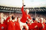 Englands anfører Bobby Moore med VM-trofæet efter den legendariske Wembley-finale mod Vesttyskland i 1966. England vandt 4-2 efter forlænget spilletid. - Arkivfoto: Polfoto. 