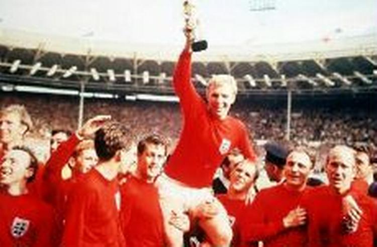 Englands anfører Bobby Moore med VM-trofæet efter den legendariske Wembley-finale mod Vesttyskland i 1966. England vandt 4-2 efter forlænget spilletid. - Arkivfoto: Polfoto. 