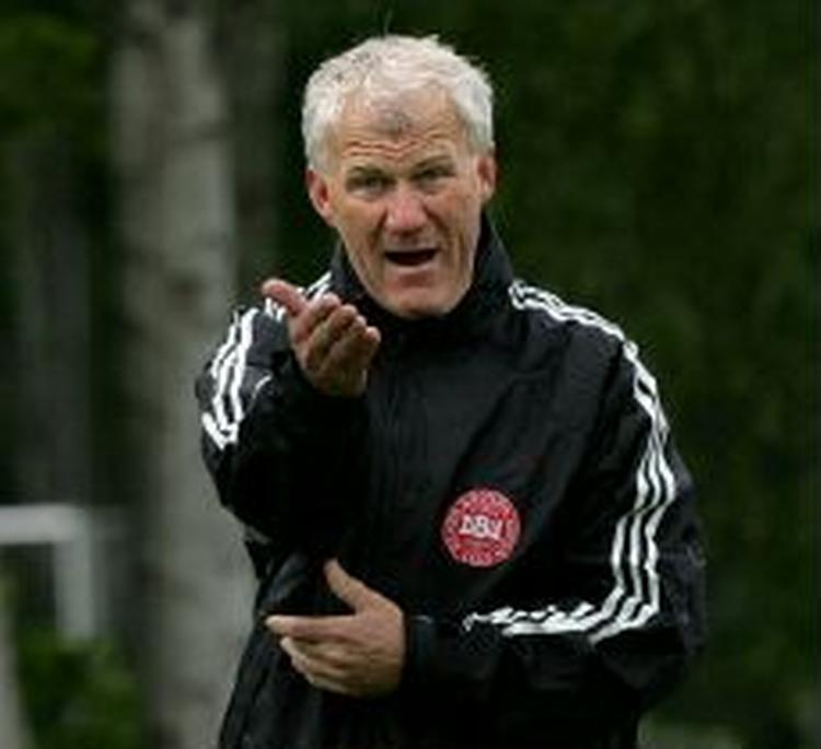Morten Olsen spejder frem mod Tyrkiet-kampen. - Arkivfoto: Lars Poulsen 