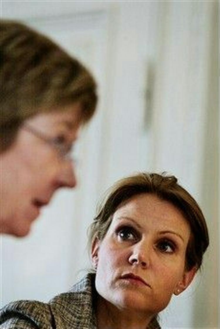 Der er stor uenighed om strategien over for regeringen, når Socialdemokraternes og de radikales ledere, Helle Thorning-Schmidt og Marianne Jelved, indleder sommermøder.   Arkivfoto: Klaus Holsting 