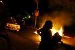 Brændende barrikader venter de israelske soldater, der netop nu er ved at tvangsfjerne bosætterne. - Foto: AP 