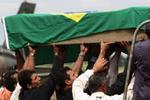 Den 27-årige blev begravet ved en større højtidelighed i Brasilien. Her bærer familiemedlemmer mandens kiste. - Foto: AP 