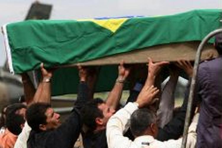 Den 27-årige blev begravet ved en større højtidelighed i Brasilien. Her bærer familiemedlemmer mandens kiste. - Foto: AP 