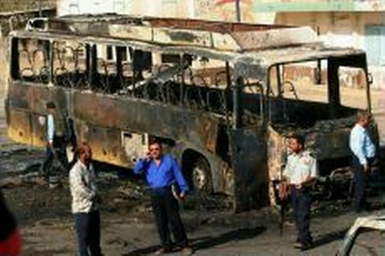 Tre bilbomber i Iraks hovedstad Bagdad understreger behovet for en forfatning. - Foto: AP 