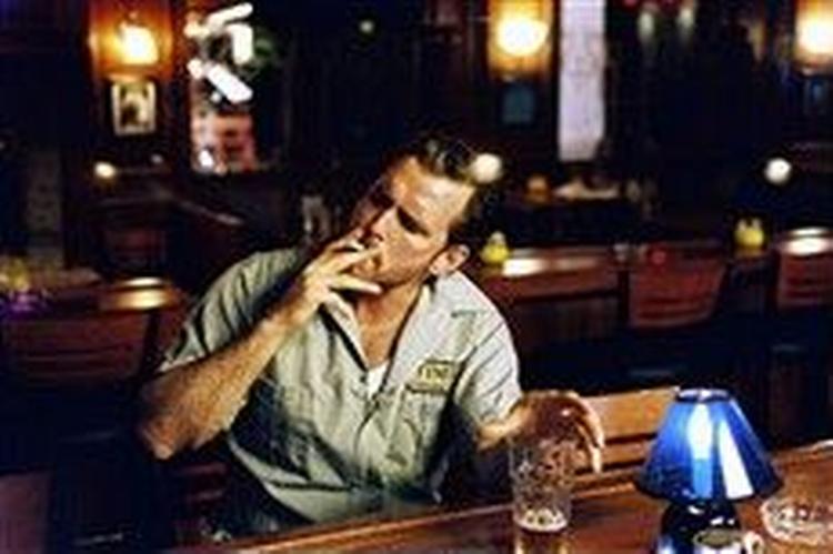 Matt Dillon spiller den litterære drukmås Charles Bukowski i norske Bent Hamers  Factotum . En af de ti europæiske film, der skal dyste om Golden Swan-statuetten.   Foto fra filmen 