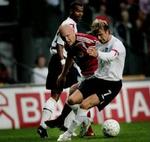 Englands anfører, David Beckham (th.), i nærkamp med klubkammeraten fra Real Madrid Thomas Gravesen. - Foto: Mads Nissen 