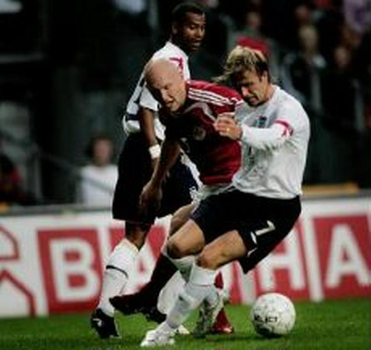 Englands anfører, David Beckham (th.), i nærkamp med klubkammeraten fra Real Madrid Thomas Gravesen. - Foto: Mads Nissen 