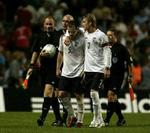 Kaptajn Beckham (th.) trøster Michael Owen efter nederlaget. - Foto: Jacob Ehrbahn 