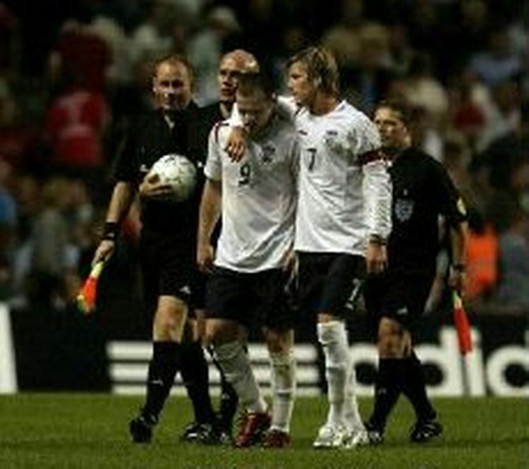 Kaptajn Beckham (th.) trøster Michael Owen efter nederlaget. - Foto: Jacob Ehrbahn 