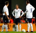 England smuldrede, mener engelske medier efter 4-1 afklapsningen i Parken i går. David Beckham ser ikke helt tilfreds ud efter Danmarks andet mål. - Foto: AP 