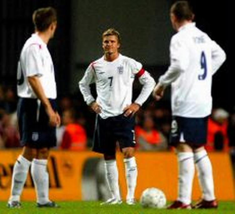 England smuldrede, mener engelske medier efter 4-1 afklapsningen i Parken i går. David Beckham ser ikke helt tilfreds ud efter Danmarks andet mål. - Foto: AP 
