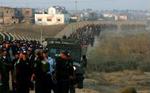 Sikkerhedsstyrker gør sig klar til at rømme den religiøse bosættelse Kfar Darom, som regnes for en af de mest rabiate bosættelser i Gaza. - Foto: AP 