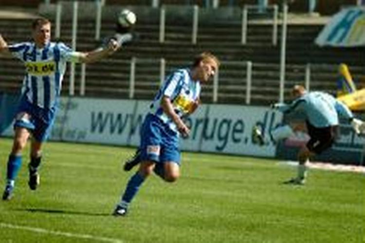 Jakob Poulsen jagtes af den gamle anfører Jess Thorup. - Arkivfoto: Polfoto. 