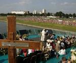 Pave Benedikt XVI holdt messe for 400.000 mennesker fra flodbåden. - Foto: AP 