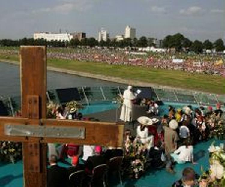 Pave Benedikt XVI holdt messe for 400.000 mennesker fra flodbåden. - Foto: AP 
