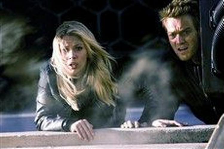 Det er ikke småting de to kloner Lincoln og Delta (Ewan McGregor og Scarlett Johansson) udsættes for på deres flugt for livet. - Foto fra filmen 