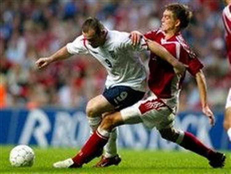 End ikke et møde med Wayne Rooney kunne ryste Daniel Agger, der har fået et formidabelt gennembrud i dansk fodbold i 2005.   Foto: AP 