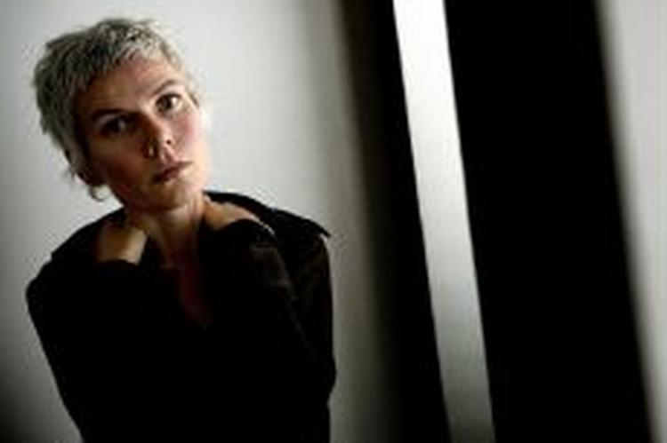 SPROGMENNESKE. Hanne Ørstavik (f. 1969) søger kompromisløst det ægte i litteraturen. Hendes nye roman handler om, hvad der sker   eller ikke sker   når ordene ikke slår til.   Foto: Martin Lehmann 